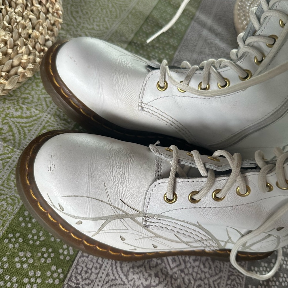 Dr. Martens White and Gold rare vintage death moth 12 hole Boots - Picture 5 of 5